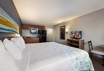 Studio, 1 King Bed, Non Smoking, Kitchenette