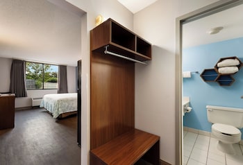 Studio, 1 King Bed, Non Smoking, Kitchenette