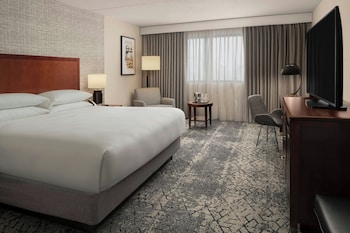 Room, 1 King Bed, Hearing Accessible, Club Lounge Access (Roll-in Shower)