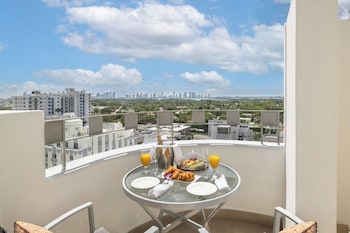 Junior Suite, 1 King Bed with Sofa bed, Balcony, City View