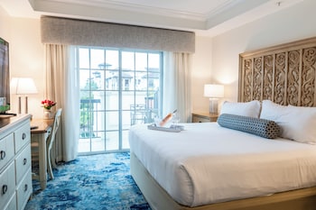 Deluxe Studio, 1 King Bed, Pool View