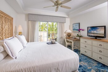 Deluxe Studio, 1 King Bed, Pool View