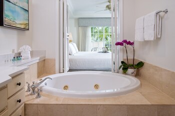 Deluxe Studio, 1 King Bed, Pool View