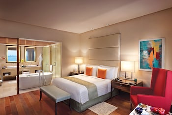 Premier Suite Queens Necklace View