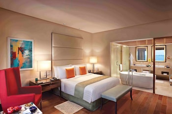 Premier Suite Queens Necklace View