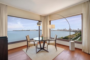 Premier Suite Queens Necklace View