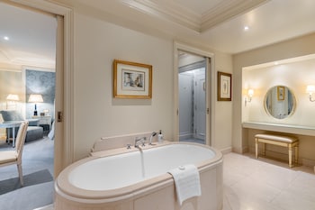 Deluxe Room, 1 King Bed