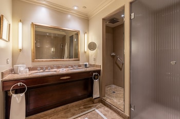 Suite, 1 King Bed (Mount Blanc)