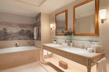 Suite, 1 King Bed (Leman)