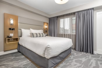 Suite, 1 Queen Bed with Sofa bed (Coast Queen Suite)