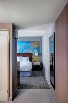 Room, 1 King Bed, Balcony (Corner)