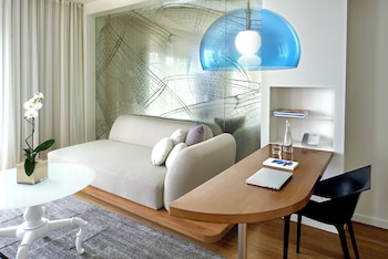 Deluxe Studio, 1 King Bed, Bathtub (Mobility & Hearing)