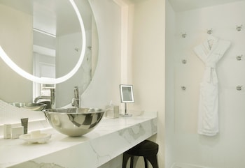 Studio, 1 King Bed (Mobility & Hearing, Roll-In Shower)