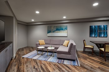 Executive Suite, 1 King Bed with Sofa bed (Mobility Accessible, Roll-In Shower)