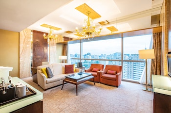Valley Wing Diplomat Suite