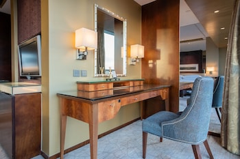Valley Wing Diplomat Suite