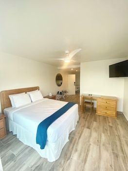 Studio Suite, 1 Queen Bed, Balcony, Sea View