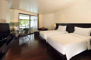 Room, 2 Twin Beds, Pool View