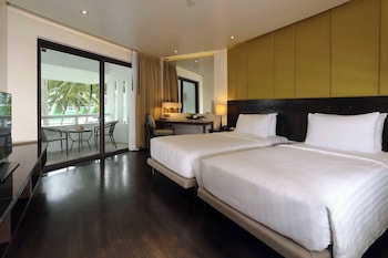 Room, 2 Twin Beds, Pool View