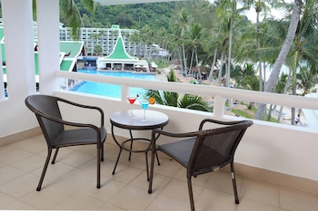 Room, 2 Twin Beds, Pool View
