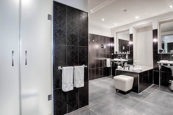Suite Victoria Vue Jardin (1 très grand lit et 1 canapé-lit, vue jardin)