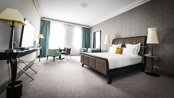Family Room, 1 King Bed with Sofa bed, Garden View