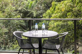 Suite, 1 King Bed, Garden View