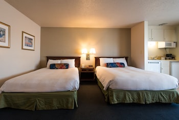 Standard Room, 2 Queen Beds, Pool View, Courtyard Area