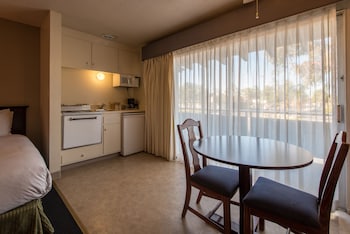 Standard Room, 2 Queen Beds, Pool View, Courtyard Area