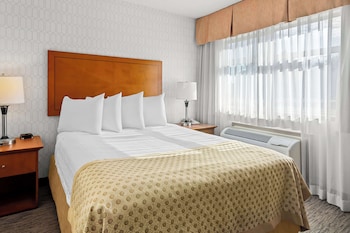 Suite, 1 Queen Bed, Non Smoking, Refrigerator