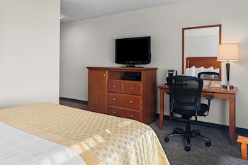 Suite, 2 Queen Beds, Non Smoking, Refrigerator