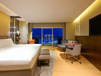 Swiss Prestige Marina Bay, 1 King, High Floor, Balcony, Marina Bay View
