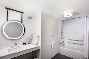 Room, 2 Queen Beds, Accessible, Bathtub