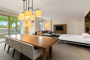 Exclusive Studio Suite, Balcony (1 King Murphy Bed)