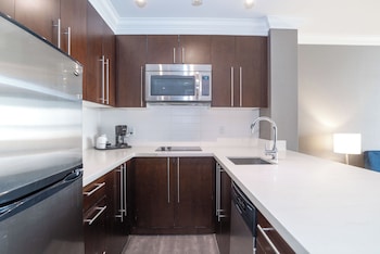 Grand Jacuzzi Suite, 1 King Bed, Sofa Bed, Kitchen, W/D, Balcony, View