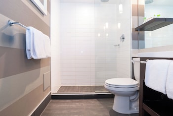 Grand Jacuzzi Suite, 1 King Bed, Sofa Bed, Kitchen, W/D, Balcony, View