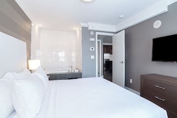 Grand Jacuzzi Suite, 1 King Bed, Sofa Bed, Kitchen, W/D, Balcony, View