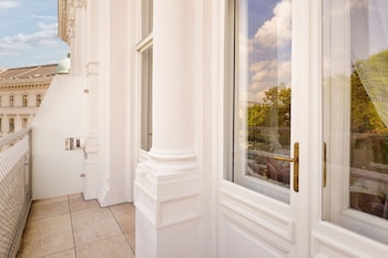 Junior Suite, 2 Twin Beds, City View