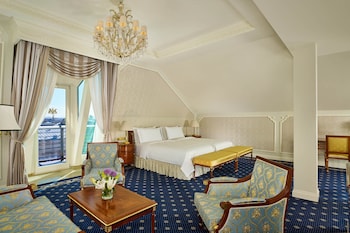 Junior Suite, 1 King Bed, City View (Balcony)