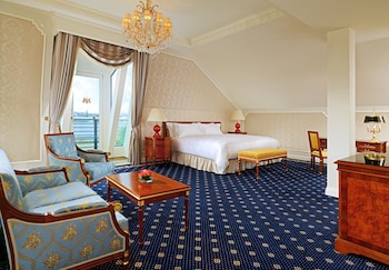 Junior Suite, 1 King Bed, City View (Balcony)
