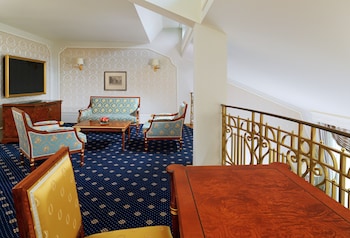Suite, 1 King Bed, City View