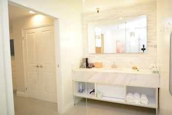 Deluxe Room, 1 King Bed