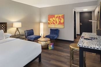 Room, 1 King Bed, Roll-in Shower, Non Smoking (Patio, Courtyard View)