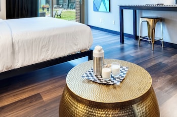 Standard Room, 1 King Bed, Non Smoking, Patio (Courtyard View)