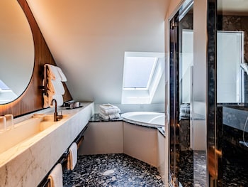 Suite, 1 King Bed