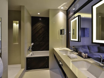 Deluxe Room, 1 King Bed (Darcy Square view)