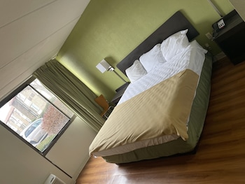 Room, 1 King Bed, Accessible, Non Smoking (Mobility, Roll-In Shower)