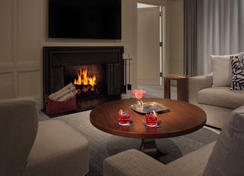 Classic Suite, Fireplace (with Roll-In Shower)