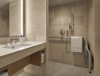 Room, 2 Queen Beds, Accessible (Roll-in shower)