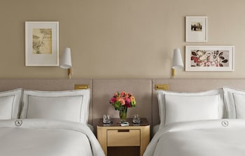 Room, 2 Queen Beds, Accessible (Roll-in shower)